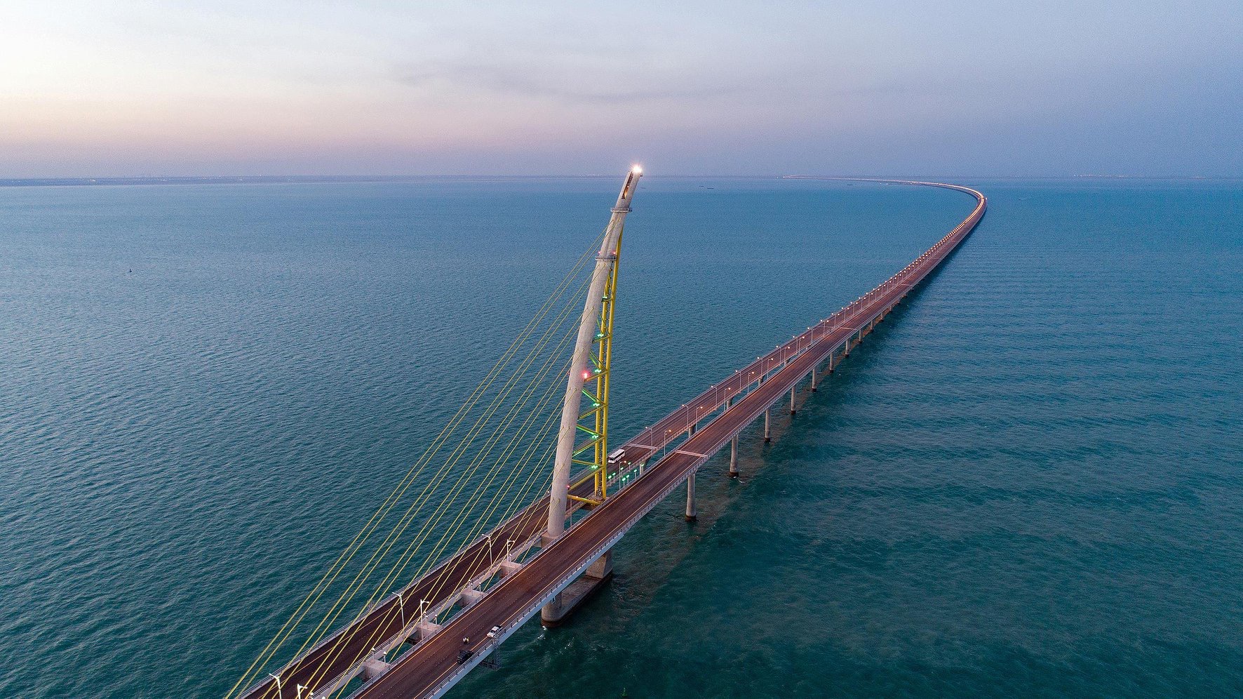 بالصور: الكويت تفتتح أحد أكبر الجسور البحرية في العالم بطول 36 كيلو