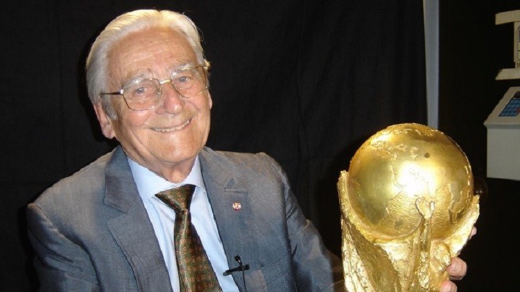 وفاة مصمم مجسم كأس العالم عن عمر يناهز 95 عاما