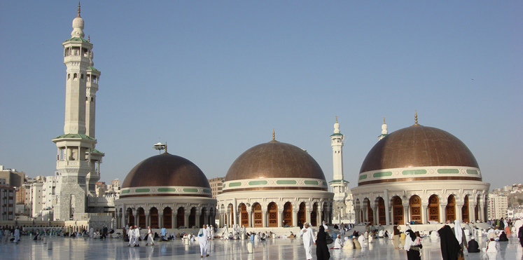 بحجة عدم خشوعه.. سعودي يكسر أنف إمام مسجد في مكة