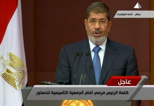 مرسي يدعو المصريين لحوار وطني جادّ عقب تسلمه الدستور الجديد