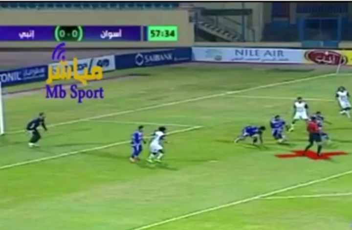 حكم يسجّل هدفا في الدوري المصري (فيديو)