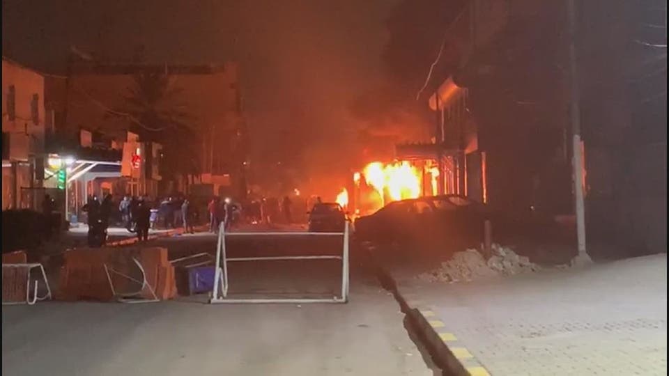 متظاهرون عراقيون يحرقون القنصلية الإيرانية للمرة الثانية
