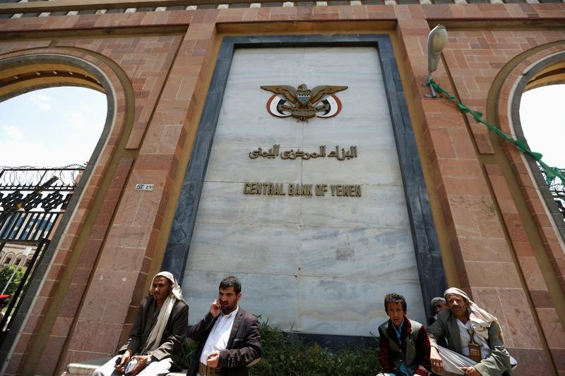 مليشيا الحوثيين تطالب بنوك صنعاء ببيانات حسابات عدد من الشخصيات والشركات (وثيقة)