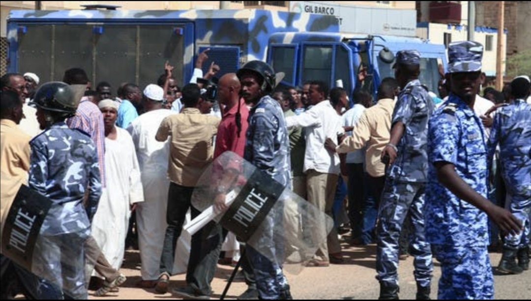 جثث بالعشرات وحرق منازل وآلاف النازحين في السودان
