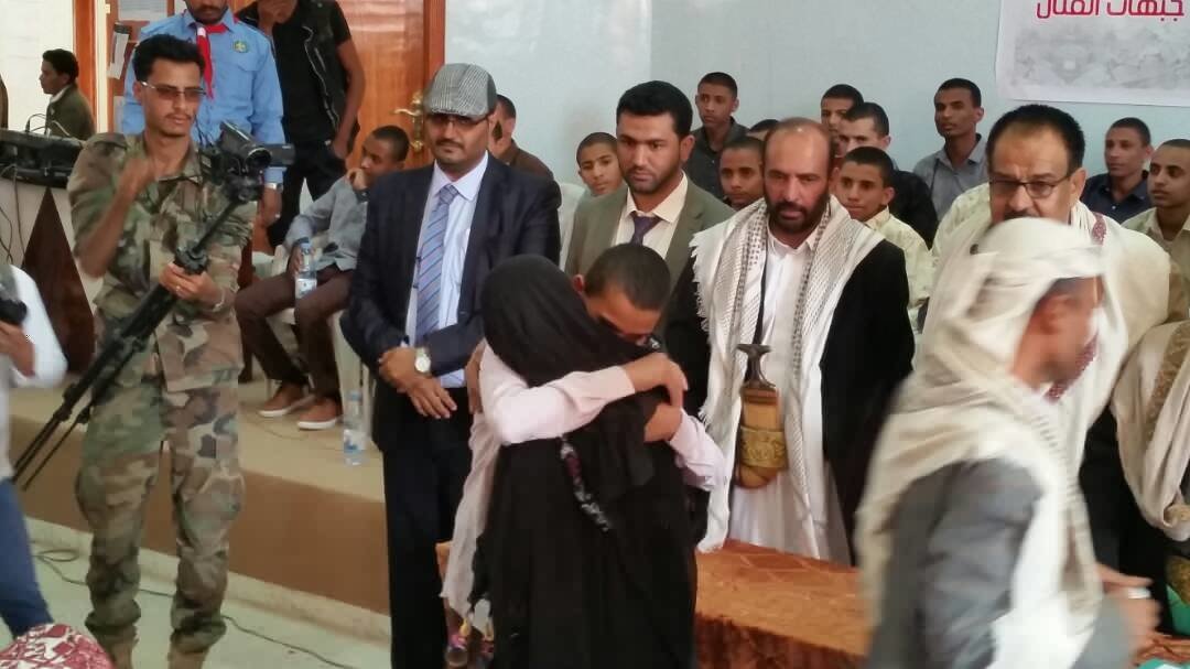 بالصور.. سلطات مأرب تسلم 27 طفلاً إلى أهاليهم بعد أسرهم أثناء مشاركتهم القتال مع الحوثيين