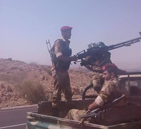 مسلح حوثي في منطقة الوازعية خلال معارك اليوم السبت