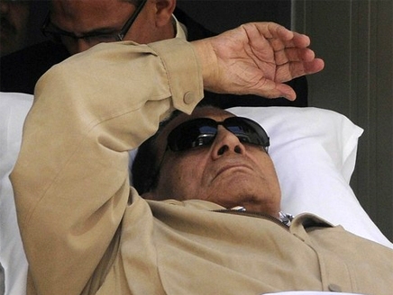 الرئيس المصري المخلوع بعد خروجه من قاعة المحكمة