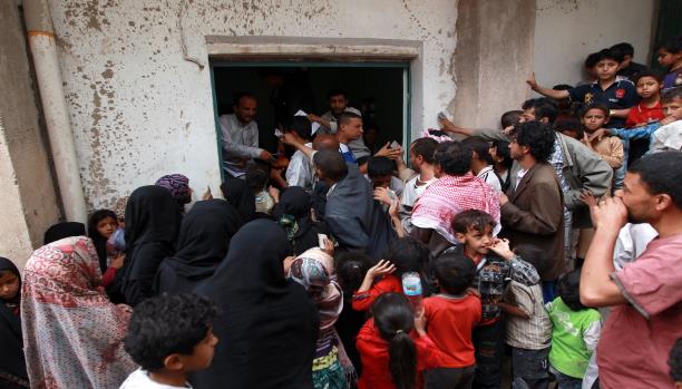 الحوثيون يحاصرون منظمات الإغاثة: عرقلة واعتقالات ومصادرة المساعدات