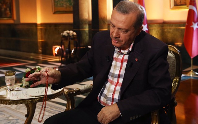 أردوغان يوضح السبب الكامن وراء استهدافه أولا في محاولة الانقلاب معطيا مثالا من مسبحته