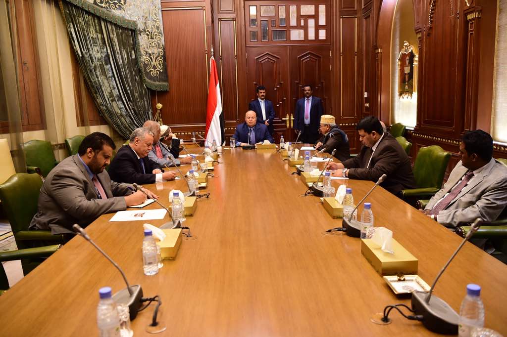 الرئيس هادي أعطى التحالف مهلة لإعادة المعسكرات التي تم الإستيلاء