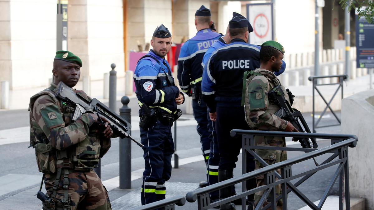 مقتل امرأة وإصابة أربعة آخرين في عملية طعن بفرنسا