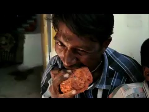 بالفيديو: هندي يأكل 3 كيلو من الحجارة يومياً
