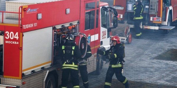 بالفيديو: حريق غامض يلتهم أحد مباني وزارة الدفاع الروسية في موسكو 