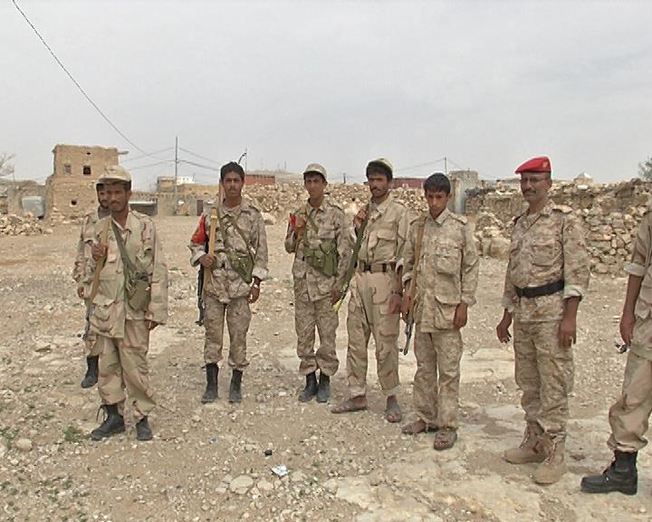 بالصور : الحوثيون داخل معسكر العمالقة بعد استكمال السيطرة عليه بالكامل