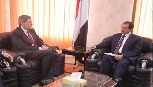 وزير الكهرباء يدعو البنك الدولي إلى معالجة وضع الكهرباء في اليمن