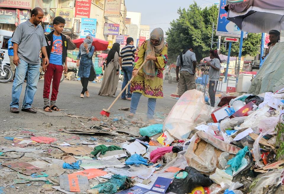 مدينة تعز تنتفض وتدشن حملة نظافة واسعة بتمويل «فيس بوك» (صور)
