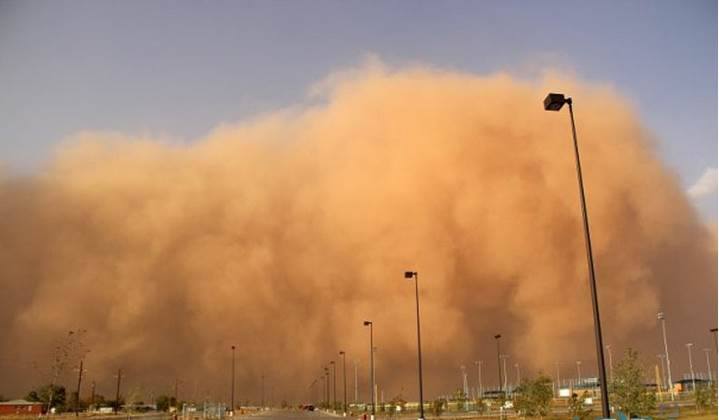 موجة غبار تضرب السعودية الساعات القادمة