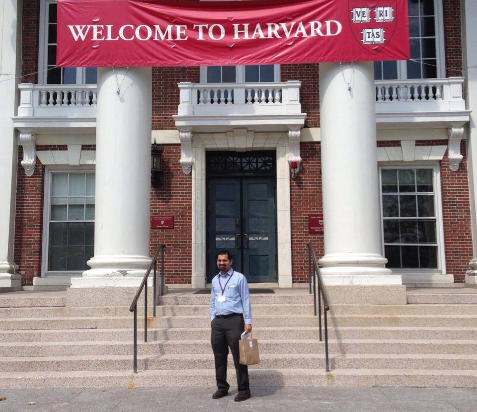 النابغة اليمني خالد العبادي أول شاب عربي يتأهل للدكتوراه في جامعة هارفرد الأمريكية