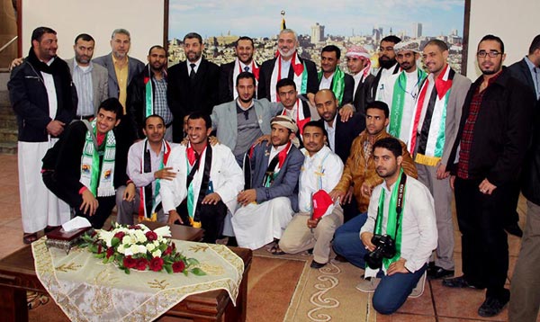 وفد من شباب الثورة يلتقي رئيس الوزراء الفلسطيني اسماعيل هنية في غزة