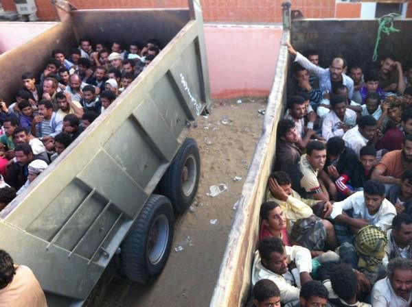 السلطات السعودية تقبض على 141 يمني تهريب داخل قلابين مرسيدس (صورة)