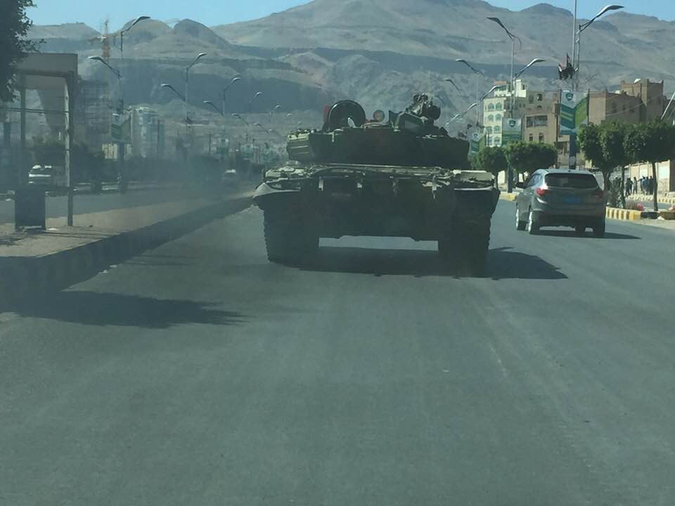 دبابة تابعة للحرس الجمهوري يقودها عناصر من مليشيا الحوثي -صباح ا
