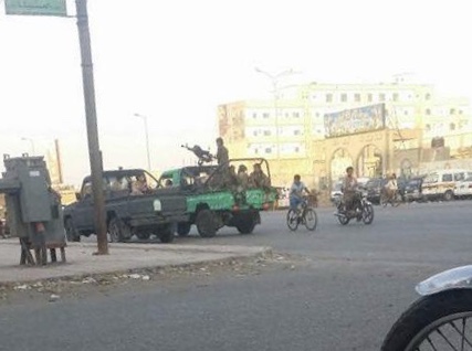 الحوثيون يقتحمون مقر حزب المؤتمر في الحديدة وينزلون ويمزقون صور صالح
