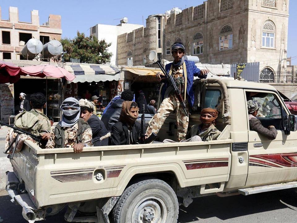 سلطات الحوثي تفتح باب التجنيد الطوعي في صنعاء لتعويض قوات صالح وتسرب المقاتلين