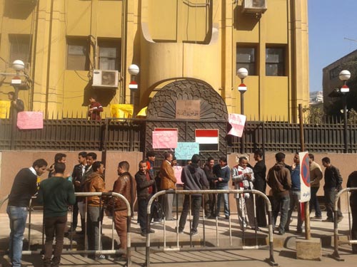 طلاب اليمن بمصر يغلقون السفارة اليمنية أمام الموظفين والدبلوماسيين