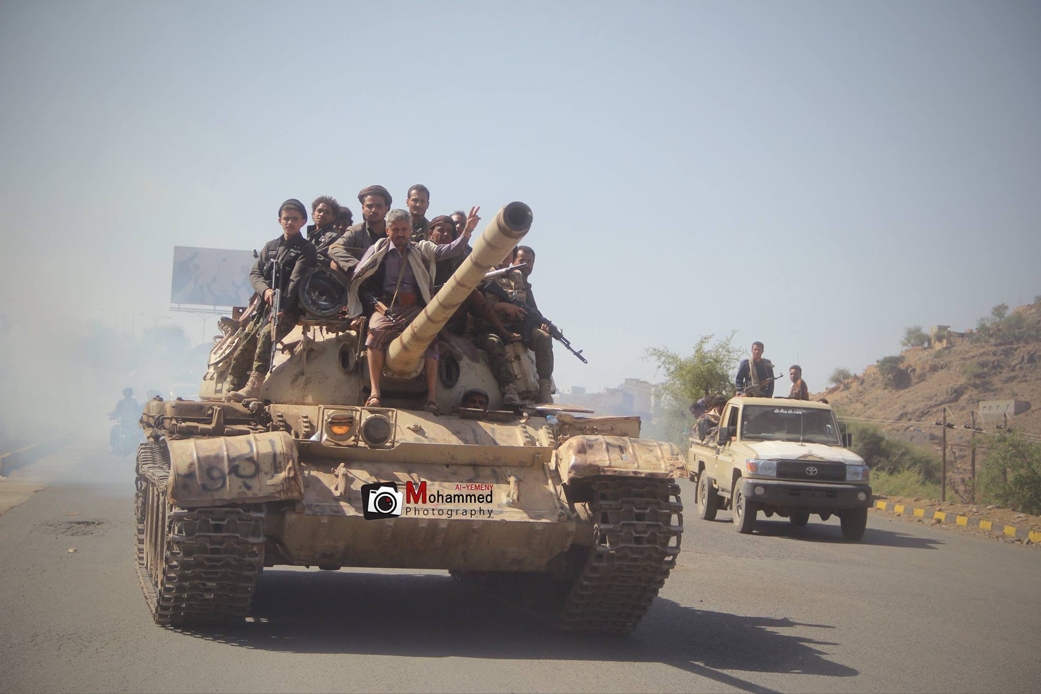 الشيخ حمود المخلافي يشتري دبابة من المقاومة الجنوبية (صورة)
