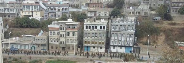 مليشيا الحوثي تنفذ عرض عسكري في شوارع مدينة إب بعد أيام من فرض التجنيد الإجباري