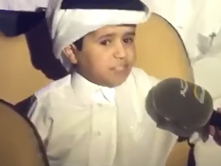 طفل قطري يشعل مواقع التواصل بقصيدة عن السعودية وملك الحزم (فيديو)