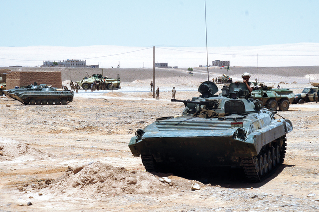 قوات الجيش خلال الحملة العسكرية ضد عناصر تنظيم القاعدة في محافظة