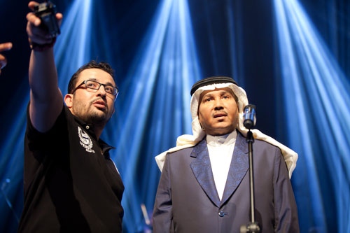 الفنان محمد عبده والمخرج يعقوب المهنا أثناء تصوير أغنية بعلن علي