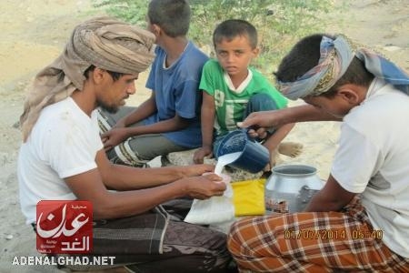 سكان محليون من منطقة مصعبين خلال عملية بيع حليب الابل في منطقتهم