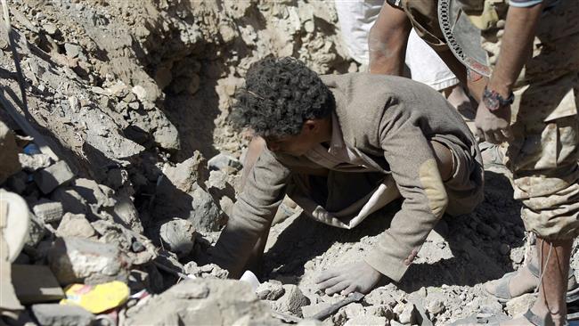 يمني يبحث بين الأنقاض عن أسرته التي قتلت بقصف أمريكي فيجد مفاجأة