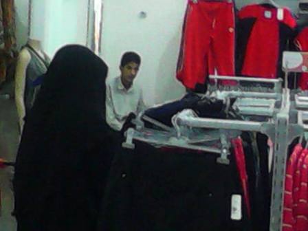 صنعاء : كيف يسرقن النساء الملابس في المراكز التجارية؟