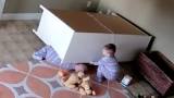 طفل في الثانية من عمره ينقذ شقيقه بذكاء (فيديو)