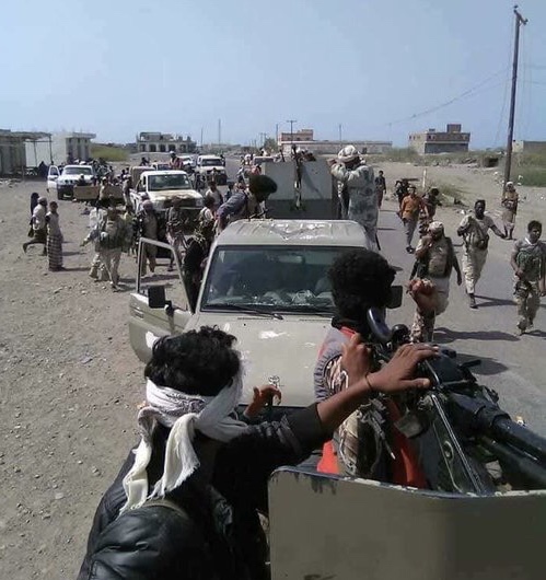 قوات الجيش والمقاومة تتقدم في جبهة الساحل الغربي وتدحر الحوثيين من مركز مديرية حيس بالحديدة