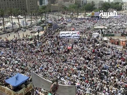 مصر: 100 جريح في اشتباكات أمام وزارة الدفاع والعسكري يفرض حظر تجول