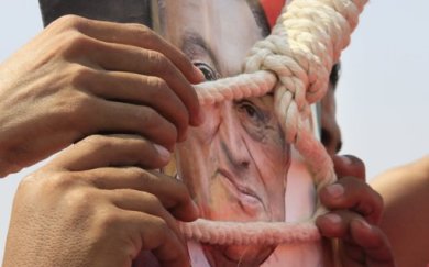 مصريون يطالبون بإعدام محمد حسني مبارك