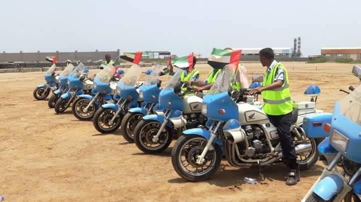 شرطة مرور عدن تتسلم 12 دراجة نارية مقدمة من دولة الإمارات