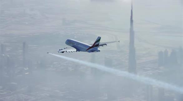 بالفيديو: سوبرمان يطير بجانب أكبر طائرة في العالم فوق دبي