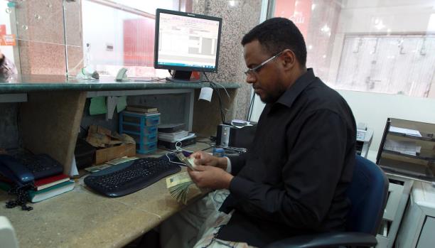 المركزي اليمني يعيد فتح شركات الصرافة المغلقة