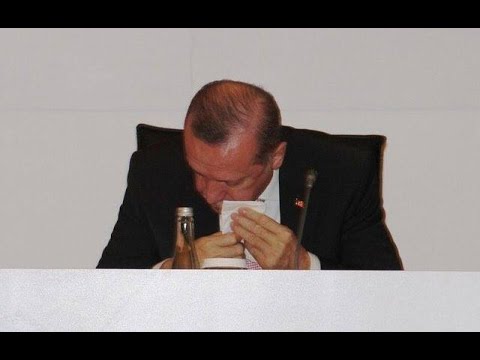 أردوغان يعجز عن حبس دموعه وينهار أثناء مشاهدته لهذا الفيلم (شاهد)