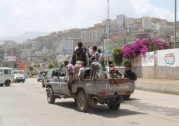 طقم يحمل مسلحين حوثيين في إب