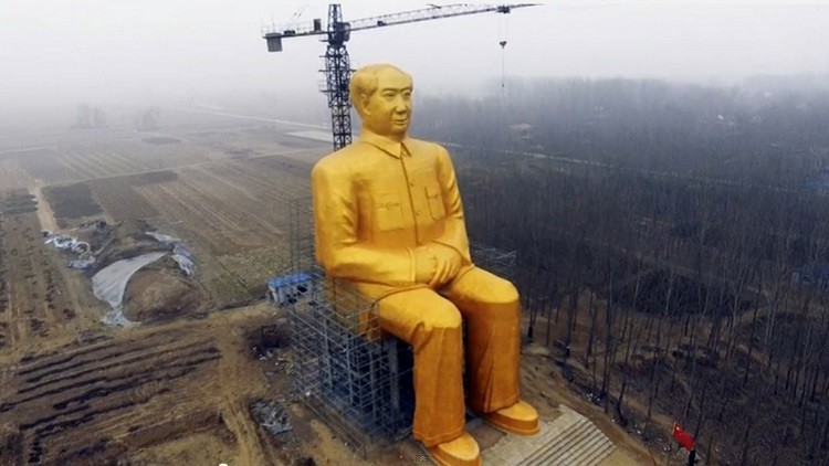 تمثال هائل مطلي بالذهب يخطف العقول وسط الصين (صورة + فيديو)