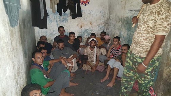 عشرات الحوثيين يسلمون انفسهم للجيش الوطني في مدينة حيس بالحديدة