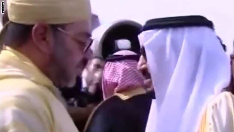 بالفيديو.. بعد عزل رئيس المراسم الملكية بالسعودية لصفعه مصوراً.. مغردون: أي حاكم أنت يا سلمان؟