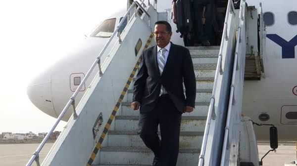 شاهد الصور الأولية لوصول رئيس الوزراء بن دغر وعدد من وزراء الحكومة اليمنية لمدينة عدن