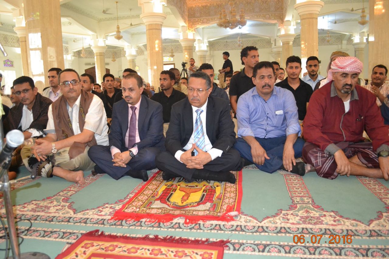 رئيس الوزراء وأعضاء الحكومة يؤدون صلاة العيد بمدينة عدن